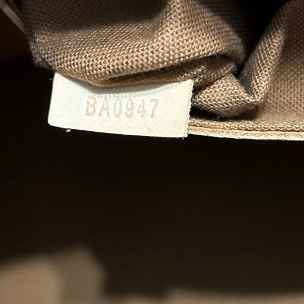 Authentic LOUIS VUITTON Alma PM
$1100 - Picture 11 of 15